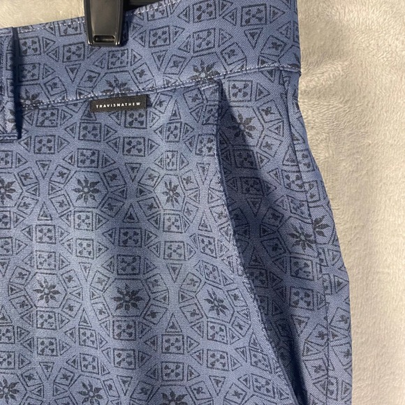 Travis Mathew Mens Blue Geometric Pattern Golf Shorts Size 36 NWT Gift - Picture 2 of 8